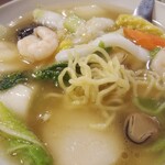 Fukuei mon - 麺はこんな感じ
                        最初ちょい硬め→熱々スープで
                        段々好みの硬さになった