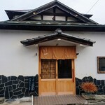 さんくるげ - 駐車場は県道沿いと川の袂の酒屋さんの所。