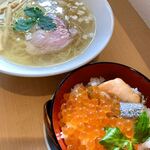 中華飯店 キンサン - 佐渡産あご出し塩麺 と 鮭いくら親子丼