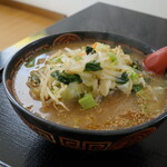 ラーメンたけちゃん - 熱々、野菜のボリュームあります