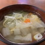 AMIGO 剛 - ラープ・ムー（豚肉のスパイシーサラダ）900円につくスープ