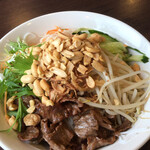 ニャハンセンヴィエット  - 南部式牛肉のビフン