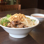 ニャハンセンヴィエット  - 南部式牛肉のビフン