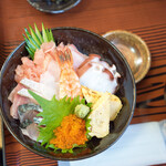 船宿割烹 汐風 - 特上海鮮丼1650円　珍しく海鮮丼があったのですかさずこちらに。美味しかったです