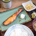 船宿割烹 汐風 - 前日海鮮丼は食べたので今日は生サケゆうあん焼きを。これも美味しかった