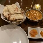 南インド料理ダクシン - カットされたナン、バターチキンカレー