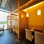 天ぷらふく西 禅と匠 - テーブル席　定食メニューからコースまでお気軽にご利用頂けるカジュアルなお席。