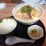 食楽亭 - 2019年12月　兄弟が頼んだ豚汁うどんとごはん