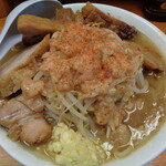 ラーメン二郎 - 唐辛子投入