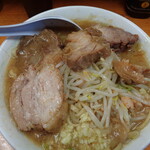 ラーメン二郎 - 野菜を先に食う