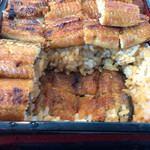 ご飯の中にもうなぎです。