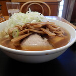 大勝軒 - メンマらーめん 1,050円 スープは透き通っています。