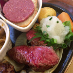 レストラン　イイジマ - ももステーキは、旨味たっぷりの赤身ステーキ。ニンニクソースを掛けて頂きます