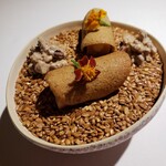 ラ・ヴァガボンド - アマニローストの上にクッキーに包んだフォアグラ、
      ラフランス、ピーカンナッツキャラメリゼ
      　