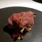 ラ・ヴァガボンド - 山形県産舞茸、国産黒毛和牛、スナップエンドウのピューレ、ビーツ、シフォンケーキ、アボガド、クスクス、ペッパープレス　