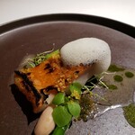 ラ・ヴァガボンド - 静岡県産金目鯛、コンテチーズ、甘長唐辛子、落花生、ハコベ、白ワインソース　
      