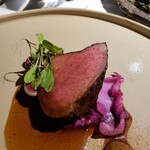 ラ・ヴァガボンド - ＊雌ランプ肉飛騨牛、タルティーボ、赤キャベツ、きくいもピューレ、クロロフィル
