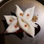 ラ・ヴァガボンド - 黒無花果、ハイビスカスジュレ、メレンゲ、フランボワーズ、ジャスミンカスタードクリーム、赤ワインソース