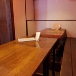 ピッツェリア ピュアカリ - お店奥のテーブル席