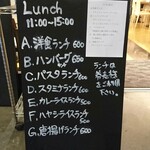 Amakudoparadhikambaikan - 今日のランチメニュー。入り口近くに置かれています。