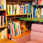 Book Cafe Godou - ソファー席の周りには大量の本が並んでいます！