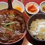 Sennobou - ちびつぬは、近江牛肉のすき焼き丼セット。近江牛の熟成肉が使われてます。スープ、キムチ、煮こごり付き。