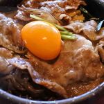 千乃房 - ごはんにお肉を敷き詰めて、その上に玉子をのっけてすき焼き丼の完成～熱々のお肉が食べられるのがいいなぁ。