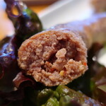 石窯ピザ&焙煎珈琲 湘南福猫 - サルシッチャ（ピッカンテ）断面アップ