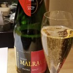 馳走 啐啄一十  - お酒①エルヴェ・マルロー・エクストラ・ブリット(シャンパーニュ、フランス) 
      葡萄品種:シャルドネ50%、ピノ・ノワール35%、ピノ・ムニエ15%
      日本人の味覚とお料理に合わせてた専用ブレンド