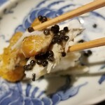 馳走 啐啄一十  - (02)蒸し渡り蟹(山口県光市産、雌)、渡り蟹の内子、熟成フレッシュキャビア(ラトビア産)
      内子の程好い旨み、身の落ち着いた甘さ、熟成フレッシュキャビアの塩みと旨み
      口腔内でハーモニーを奏でます♪