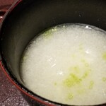 馳走 啐啄一十  - (06)蕪(京都府産)の摺り流し、お餅(山形県庄内産)入り、利尻昆布と鮪節の出汁のお椀
      透明感がありながらも輪郭がはっきりしたキレのある味わいのお出汁に蕪の優しい甘さが加わり安らぎを覚える味わい