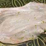 馳走 啐啄一十  - (07)鮃(静岡県駿河湾産、サスエ前田魚店、3日寝かせ)
      産卵期は春～初夏、旬は秋～晩冬。
      切り身を振り塩で躍動させながら脱水した鮃は、旬真っ只中で脂のりがよく、甘みもしっかり。