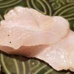 馳走 啐啄一十  - (09)白甘鯛(静岡県駿河湾産、サスエ前田魚店、5日寝かせ)
      産卵期は夏～秋、旬は冬～春
      上品な脂が炙りにより活性化して甘さが増しています
      軟らかいですがダレてなく、モチモチ感があり素晴らしい食感です