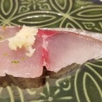 馳走 啐啄一十  - (13)真鯵(静岡県駿河湾産、サスエ前田魚店、2日寝かせ)
      産卵期は春～夏、旬は秋～冬。
      血抜きが完璧だと薬味など不要という事が良く分かります。
      自然な旨みと甘みが魚自体の潜在力を感じさせます。