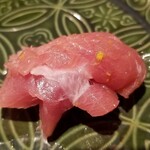 馳走 啐啄一十  - (15)本鮪中トロ(青森県大間産、6日寝かせ)
      鮪屋さんの売り込みによるスポット仕入れなので、寝かせが若くて若干筋が残るのだけどと提供。
      41℃で本鮪の脂が融けるので、旨みがブワッと拡がります