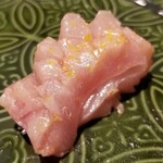 馳走 啐啄一十  - (16)炭火炙り金目鯛(静岡県駿河湾産、サスエ前田魚店、7日熟成)
      産卵期は夏、旬は秋～晩冬。
      濃厚ですがしつこく無く、口腔に拡がる芳ばしさ、上品かつ濃い旨み、儚く消えるあと味、素晴らしい！