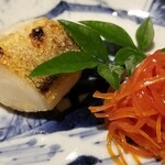 馳走 啐啄一十  - (17)炭火焼き白甘鯛(静岡県駿河湾産、サスエ前田魚店、5日熟成)、針人参
      炭火でじっくりと焼かれて、皮目から芳ばしさが薫り、上品な脂が活性化して甘さが増しています
      焼いた後でもモチモチ感があります