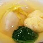 馳走 啐啄一十  - (18)海老芋(大阪府富田林産)、車海老(熊本県天草産)真薯、法蓮草、真昆布&いりこ、鰹節、鯖節、あご節の出汁のお椀
      穏やかで円やかな味わいの真昆布出汁に4種類の魚系出汁が更なる深みを加えています