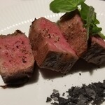 馳走 啐啄一十  - (19)茨城牛(A5等級の未経産雌牛)のイチボの炭火焼き
      備長炭でじっくり焼き上げられ肉自体の旨みが増していますし、 芳ばしく薫り立っています。
      厚切りですけど軟らかくて食べ易い♪