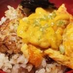 馳走 啐啄一十  - (20)玉子とじご飯、蝦夷馬糞雲丹(北海道釧路産)載せ
      匠の出汁が入った特製玉子とじ！
      ああ、メチャクチャうまい！
      幸せ過ぎます！
      蝦夷馬糞雲丹の存在が霞むほど。