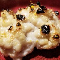 馳走 啐啄一十  - (04)真鱈の白子(新潟県佐渡島産)の炭火焼き
                    炭焼きで炙ると芳ばしさが高まり、表面の少しパリッとした食感と中の濃厚なクリーミーさのコントラストが楽しいです。
                    悶絶しました♪