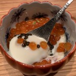 奈良屋町 青 - 薫製にしたイクラとフランスプロバンスのキャビアをのせたジャガイモの冷静茶碗蒸し