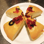 東京オイスターバー - お通しのパン 上に乗ってるものの名前忘れた