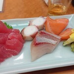 素材蔵　福吉 - 料理写真:刺身盛り合わせ一人前 1,230円