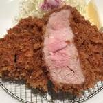 とんかつ檍 - 断面はピンク色、肉汁がジューシー！！