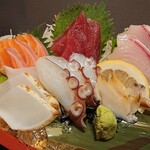 若大将 - 刺身六点盛り、これで920円！