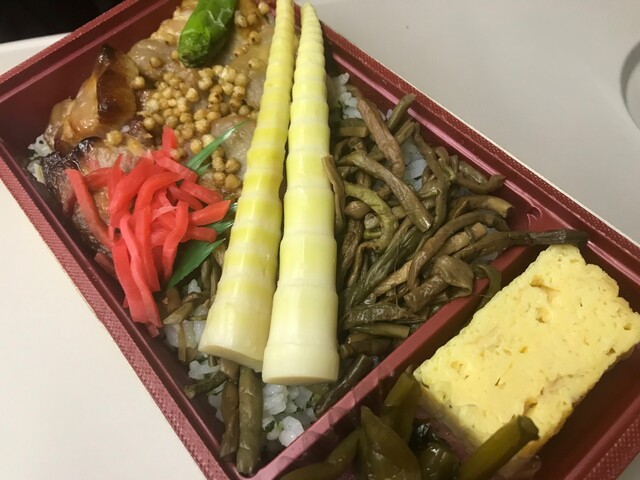 長野駅 駅構内の駅弁専門店 人気商品の 信州山ごはん あぶり豚の蕎麦みそ弁当 をいただきました W By 湊屋猫助 駅弁 科の木 シナノキ 長野 jr しなの 弁当 食べログ 長野駅 駅構内の駅弁専門店 人気商品の 信州山ごはん あぶり豚の蕎麦みそ弁当 をいただきました W By 湊屋猫助 駅弁 科の木 シナノキ 長野 jr しなの 弁当 食べログ