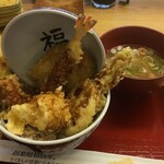 Ebinoya - キャーーー！！！海老1本天丼 ¥780！
                        
                        独特な蓋ののせ方だな。
                        
                        海老、白身魚半身、イカ、かぼちゃ、レンコン、卵。
                        
                        
                        
                        