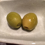 オオクサ - お通しのアンチョビオリーブ　これもバーっぽいです