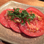 オオクサ - 完熟トマトサラダ　にんにくチップが効いていてとても美味しいです